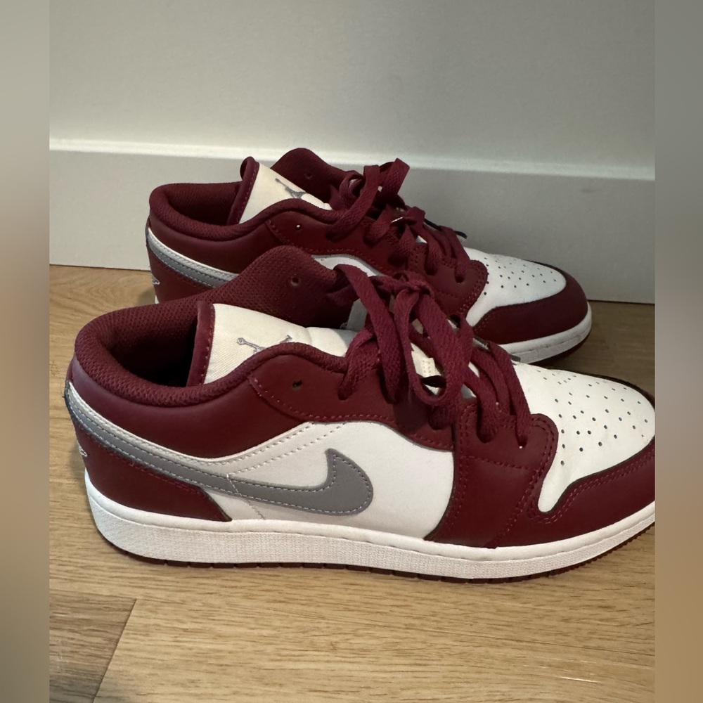 Air Jordan 1 Low - Size Y6.5/W8